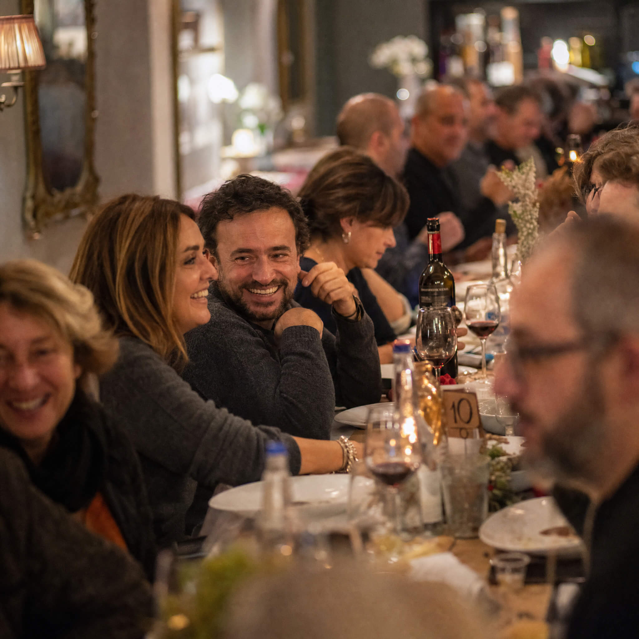 Due partecipanti sorridono durante una tavolata